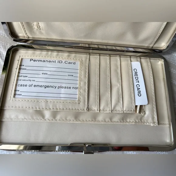 🌸4/$25 Gold/Tan “G” snap wallet/clutch - Picture 8 of 10